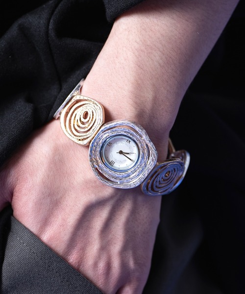 an meets zakka(アンミツザッカ)の「an meets zakka レトロアンティーク装飾グルグルポップアートプレートブレスレットウォッチ(アナログ腕時計・レディース・ゴールド/シルバー・ONESIZE)」の1枚目の写真