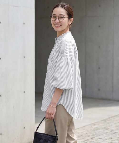 STYLE DELI（スタイルデリ）の「ストライプ柄ヨーク装飾バンドカラーシャツ（シャツ/ブラウス・レディース・ネイビー/ホワイト・FREE）」の4枚目の写真