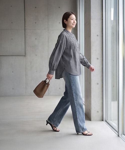 STYLE DELI（スタイルデリ）の「ストライプ柄ヨーク装飾バンドカラーシャツ（シャツ/ブラウス・レディース・ネイビー/ホワイト・FREE）」の9枚目の写真