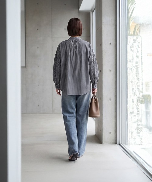 STYLE DELI（スタイルデリ）の「ストライプ柄ヨーク装飾バンドカラーシャツ（シャツ/ブラウス・レディース・ネイビー/ホワイト・FREE）」の11枚目の写真