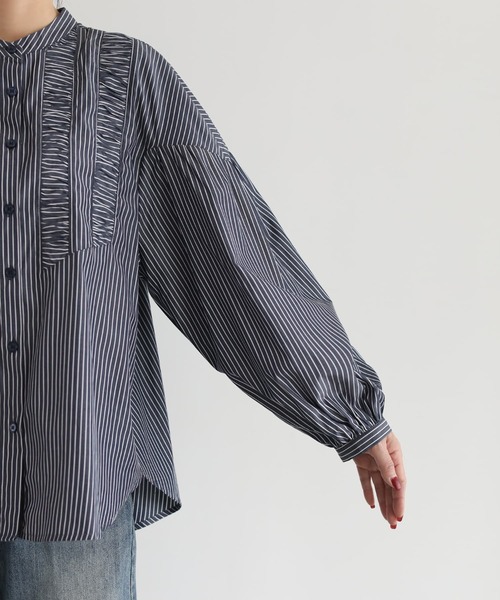 STYLE DELI（スタイルデリ）の「ストライプ柄ヨーク装飾バンドカラーシャツ（シャツ/ブラウス・レディース・ネイビー/ホワイト・FREE）」の13枚目の写真