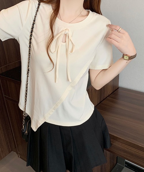 2ly2(トゥーリートゥー)の「リボンネック アシンメトリートップス(Tシャツ/カットソー・レディース・イエロー/ブルー/ブラック/ベージュ・FREE)」の3枚目の写真