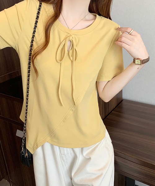 2ly2(トゥーリートゥー)の「リボンネック アシンメトリートップス(Tシャツ/カットソー・レディース・イエロー/ブルー/ブラック/ベージュ・FREE)」の6枚目の写真