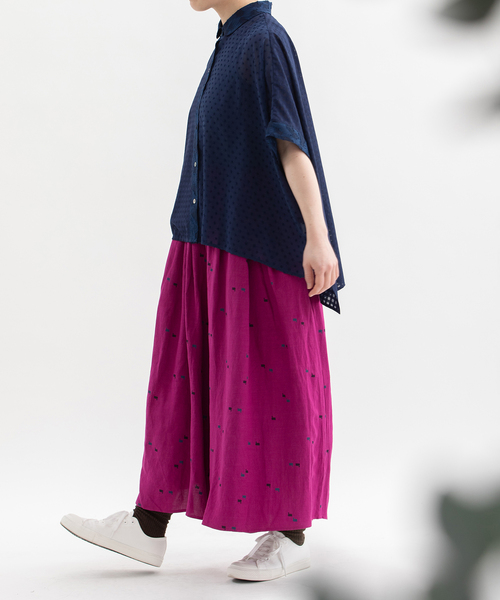 nop de nod(ノップドゥノッド)の「リネンレーヨンスワンプリントタックキュロットスカート(その他パンツ・レディース・スモークピンク/ネイビー/ダークブルー・3)」の6枚目の写真