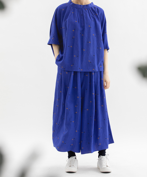 nop de nod(ノップドゥノッド)の「リネンレーヨンスワンプリントタックキュロットスカート(その他パンツ・レディース・スモークピンク/ネイビー/ダークブルー・3)」の11枚目の写真