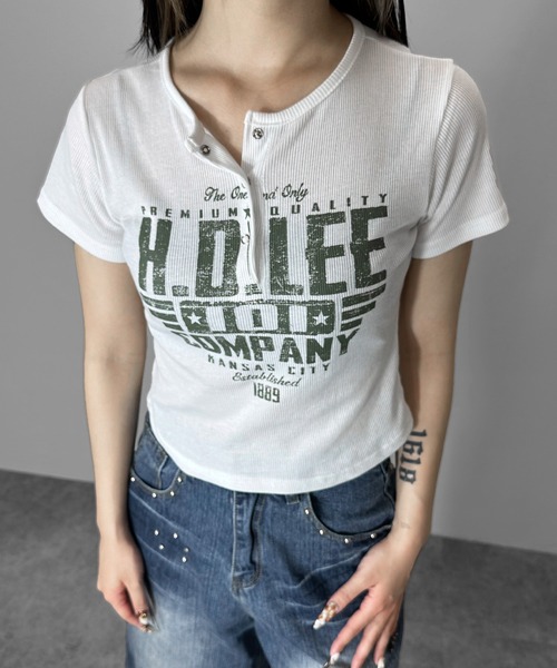MATU:TA(マトゥータ)の「【万能トップス】ヘンリーネックロゴプリントTシャツ / 半袖 ショート丈 クロップド丈 プリント 4カラー 海外ガール ストリート ホワイト チャコールグレー ライトグレー ブラウン(Tシャツ/カットソー・レディース・ライトブラウン/チャコールグレー/ホワイト/ライトグレー・FREE)」の1枚目の写真