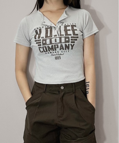 MATU:TA(マトゥータ)の「【万能トップス】ヘンリーネックロゴプリントTシャツ / 半袖 ショート丈 クロップド丈 プリント 4カラー 海外ガール ストリート ホワイト チャコールグレー ライトグレー ブラウン(Tシャツ/カットソー・レディース・ライトブラウン/チャコールグレー/ホワイト/ライトグレー・FREE)」の4枚目の写真