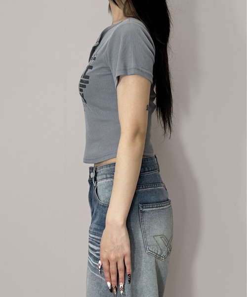 MATU:TA(マトゥータ)の「【万能トップス】ヘンリーネックロゴプリントTシャツ / 半袖 ショート丈 クロップド丈 プリント 4カラー 海外ガール ストリート ホワイト チャコールグレー ライトグレー ブラウン(Tシャツ/カットソー・レディース・ライトブラウン/チャコールグレー/ホワイト/ライトグレー・FREE)」の6枚目の写真
