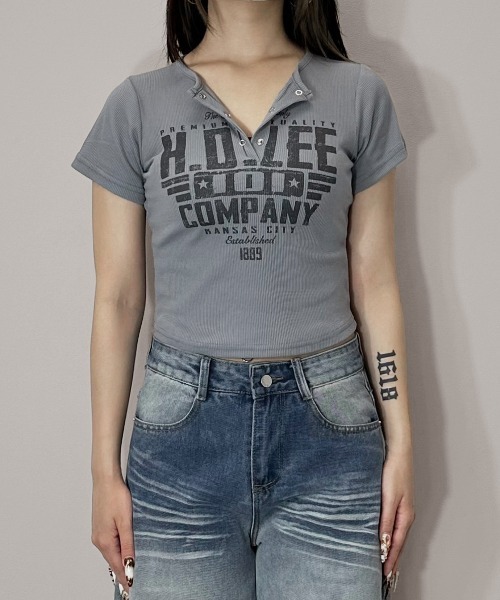 MATU:TA(マトゥータ)の「【万能トップス】ヘンリーネックロゴプリントTシャツ / 半袖 ショート丈 クロップド丈 プリント 4カラー 海外ガール ストリート ホワイト チャコールグレー ライトグレー ブラウン(Tシャツ/カットソー・レディース・ライトブラウン/チャコールグレー/ホワイト/ライトグレー・FREE)」の7枚目の写真
