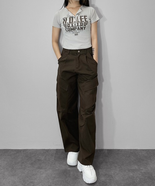 MATU:TA(マトゥータ)の「【万能トップス】ヘンリーネックロゴプリントTシャツ / 半袖 ショート丈 クロップド丈 プリント 4カラー 海外ガール ストリート ホワイト チャコールグレー ライトグレー ブラウン(Tシャツ/カットソー・レディース・ライトブラウン/チャコールグレー/ホワイト/ライトグレー・FREE)」の8枚目の写真