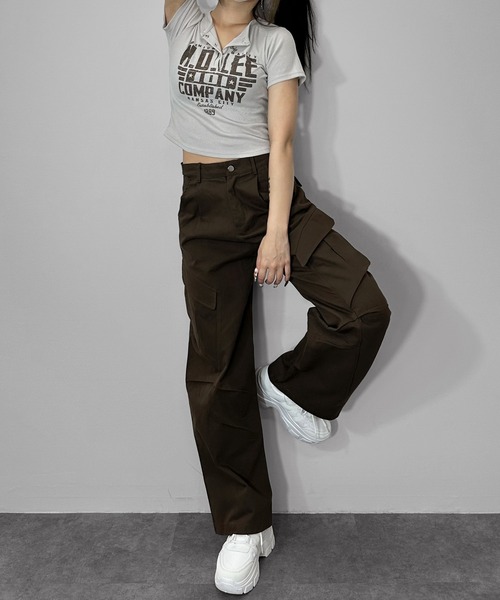 MATU:TA(マトゥータ)の「【万能トップス】ヘンリーネックロゴプリントTシャツ / 半袖 ショート丈 クロップド丈 プリント 4カラー 海外ガール ストリート ホワイト チャコールグレー ライトグレー ブラウン(Tシャツ/カットソー・レディース・ライトブラウン/チャコールグレー/ホワイト/ライトグレー・FREE)」の9枚目の写真