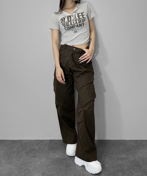 MATU:TA(マトゥータ)の「【万能トップス】ヘンリーネックロゴプリントTシャツ / 半袖 ショート丈 クロップド丈 プリント 4カラー 海外ガール ストリート ホワイト チャコールグレー ライトグレー ブラウン(Tシャツ/カットソー・レディース・ライトブラウン/チャコールグレー/ホワイト/ライトグレー・FREE)」の10枚目の写真