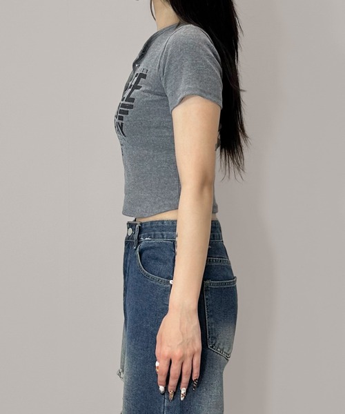 MATU:TA(マトゥータ)の「【万能トップス】ヘンリーネックロゴプリントTシャツ / 半袖 ショート丈 クロップド丈 プリント 4カラー 海外ガール ストリート ホワイト チャコールグレー ライトグレー ブラウン(Tシャツ/カットソー・レディース・ライトブラウン/チャコールグレー/ホワイト/ライトグレー・FREE)」の22枚目の写真
