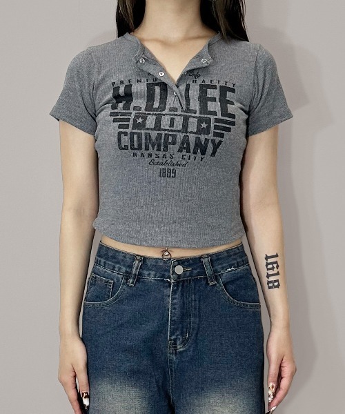 MATU:TA(マトゥータ)の「【万能トップス】ヘンリーネックロゴプリントTシャツ / 半袖 ショート丈 クロップド丈 プリント 4カラー 海外ガール ストリート ホワイト チャコールグレー ライトグレー ブラウン(Tシャツ/カットソー・レディース・ライトブラウン/チャコールグレー/ホワイト/ライトグレー・FREE)」の21枚目の写真