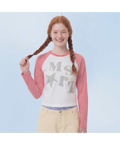 MASMARULEZ APPAREL(マスマルールズ アパレル)の「Typo Raglan Long Sleeve_Indie Pink(Tシャツ/カットソー・レディース・ピンク・ONE SIZE)」の1枚目の写真
