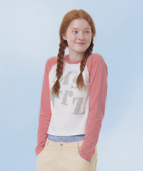 MASMARULEZ APPAREL(マスマルールズ アパレル)の「Typo Raglan Long Sleeve_Indie Pink(Tシャツ/カットソー・レディース・ピンク・ONE SIZE)」の2枚目の写真