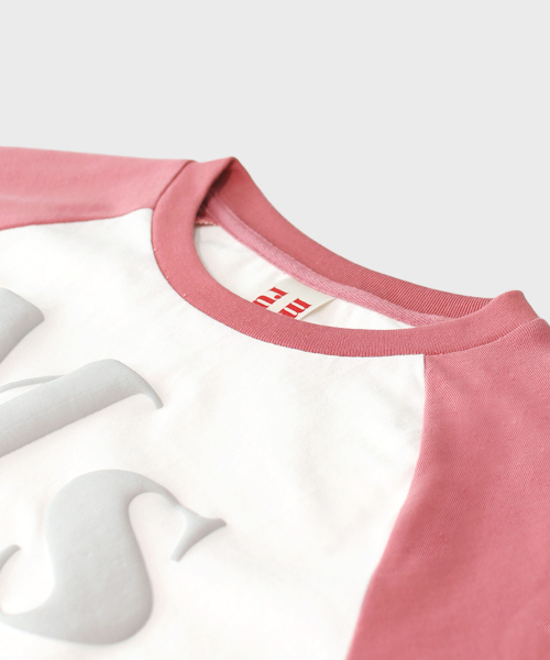 MASMARULEZ APPAREL(マスマルールズ アパレル)の「Typo Raglan Long Sleeve_Indie Pink(Tシャツ/カットソー・レディース・ピンク・ONE SIZE)」の5枚目の写真