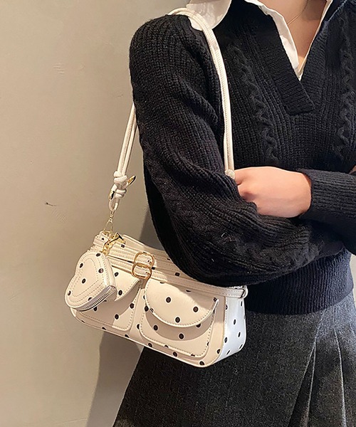 LA VORAGINE(ラ ヴォラジネ)の「ハートミニポーチ付き ドット水玉柄 アウトポケット2wayショルダーバッグ(ショルダーバッグ・レディース・ブラック/ホワイト/ブラウン/レッド・FREE)」の9枚目の写真