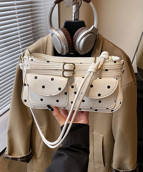 LA VORAGINE(ラ ヴォラジネ)の「ハートミニポーチ付き ドット水玉柄 アウトポケット2wayショルダーバッグ(ショルダーバッグ・レディース・ブラック/ホワイト/ブラウン/レッド・FREE)」の17枚目の写真