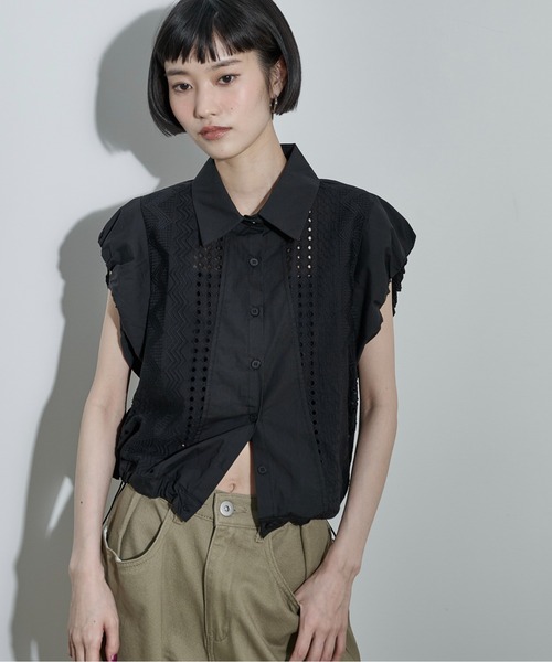 THE YOn(ザヨン)の「レース刺繍ドロストヘムノースリシャツ(シャツ/ブラウス・レディース・ブラック/オフホワイト・FREE)」の4枚目の写真