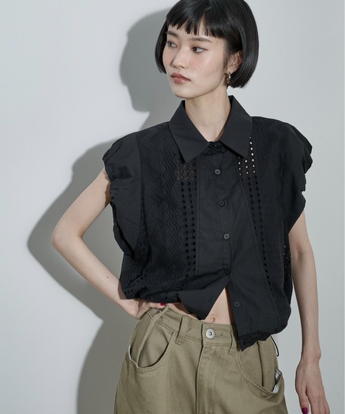 THE YOn(ザヨン)の「レース刺繍ドロストヘムノースリシャツ(シャツ/ブラウス・レディース・ブラック/オフホワイト・FREE)」の5枚目の写真