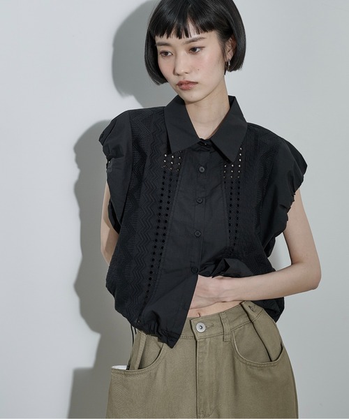 THE YOn(ザヨン)の「レース刺繍ドロストヘムノースリシャツ(シャツ/ブラウス・レディース・ブラック/オフホワイト・FREE)」の6枚目の写真