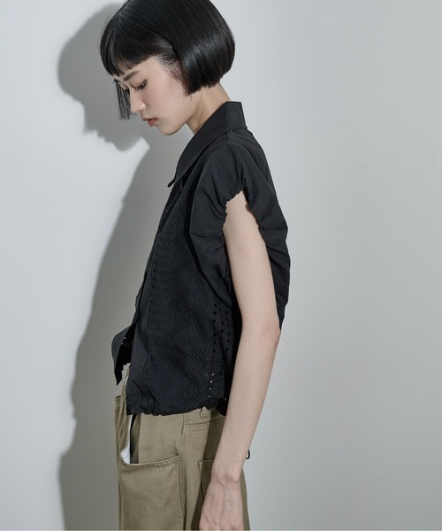 THE YOn(ザヨン)の「レース刺繍ドロストヘムノースリシャツ(シャツ/ブラウス・レディース・ブラック/オフホワイト・FREE)」の7枚目の写真