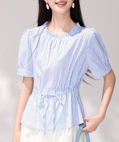 AMAJI(アマジ)の「ストライプ柄 パフスリーブ リボン付き ブラウス(シャツ/ブラウス・レディース・ライトブルー・X-LARGE/LARGE/MEDIUM/SMALL)」の2枚目の写真
