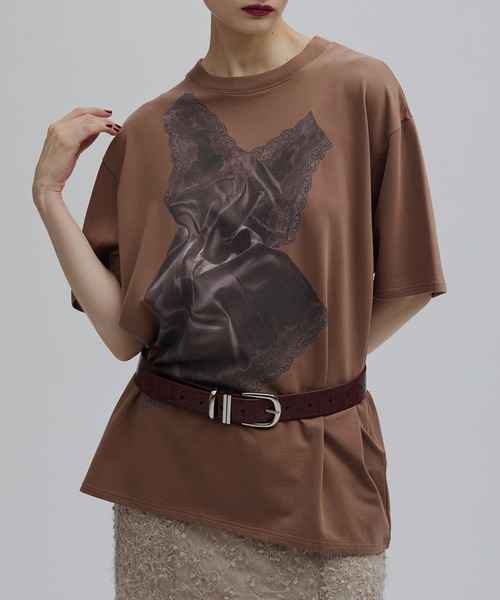 Lacy Satin Print Tee — футболка с кружевным сатиновым принтом