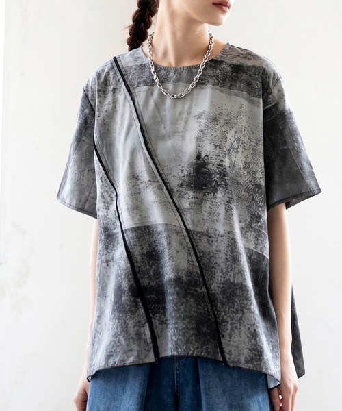 antiqua(アンティカ)の「異素材切替 アート柄 ドルマン トップス(Tシャツ/カットソー・レディース・パープル系その他/グレー系その他・ONESIZE)」の2枚目の写真