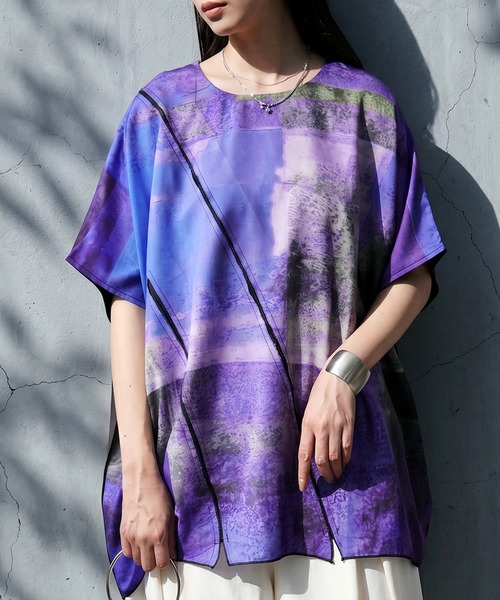antiqua(アンティカ)の「異素材切替 アート柄 ドルマン トップス(Tシャツ/カットソー・レディース・パープル系その他/グレー系その他・ONESIZE)」の1枚目の写真