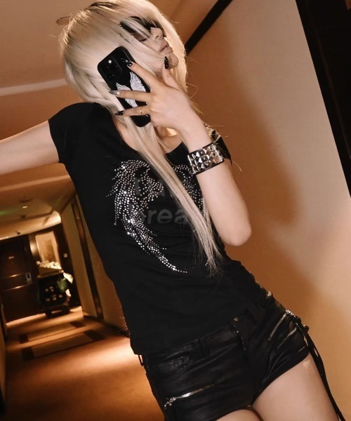 ViViDAY（ビビデー）の「ラインストーン天使の羽＆英字ロゴ　tシャツ（Tシャツ/カットソー・レディース・ブラック・M）」の3枚目の写真