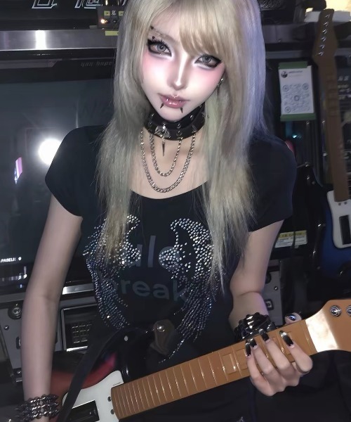 ViViDAY（ビビデー）の「ラインストーン天使の羽＆英字ロゴ　tシャツ（Tシャツ/カットソー・レディース・ブラック・M）」の5枚目の写真