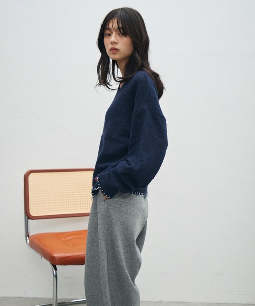 UNDERSTATEMENTs(アンダーステイトメント)の「【ユニセックス】配色Vネックステッチニット(ニット/セーター・メンズ・チャコールグレー/グリーン/ネイビー・MEDIUM/LARGE)」の4枚目の写真