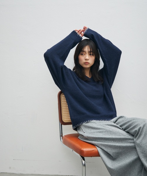 UNDERSTATEMENTs(アンダーステイトメント)の「【ユニセックス】配色Vネックステッチニット(ニット/セーター・メンズ・チャコールグレー/グリーン/ネイビー・MEDIUM/LARGE)」の10枚目の写真