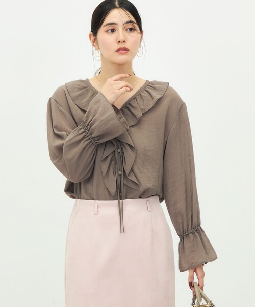 NOLLEY’S(ノーリーズ)の「【BECシリーズ】ウォッシャブルギャザーフリルブラウス(シャツ/ブラウス・レディース・インディゴブルー/ベージュ/カーキ・38)」の2枚目の写真