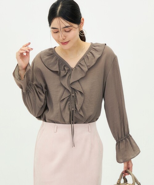 NOLLEY’S(ノーリーズ)の「【BECシリーズ】ウォッシャブルギャザーフリルブラウス(シャツ/ブラウス・レディース・インディゴブルー/ベージュ/カーキ・38)」の12枚目の写真