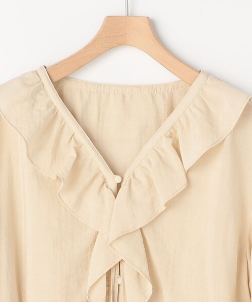 NOLLEY’S(ノーリーズ)の「【BECシリーズ】ウォッシャブルギャザーフリルブラウス(シャツ/ブラウス・レディース・インディゴブルー/ベージュ/カーキ・38)」の4枚目の写真