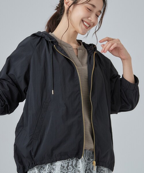 SHOO・LA・RUE(シューラルー)の「【S-LL/撥水】ゴールドパーツで女性らしく ギャザーブルゾン(ブルゾン・レディース・ベージュ/アイボリー/ブラック・03/04/01/02)」の2枚目の写真