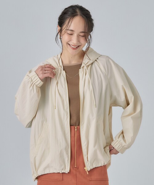 SHOO・LA・RUE(シューラルー)の「【S-LL/撥水】ゴールドパーツで女性らしく ギャザーブルゾン(ブルゾン・レディース・ベージュ/アイボリー/ブラック・03/04/01/02)」の4枚目の写真