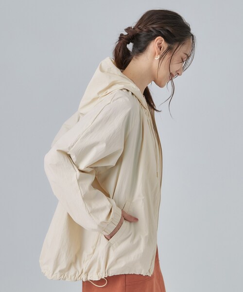 SHOO・LA・RUE(シューラルー)の「【S-LL/撥水】ゴールドパーツで女性らしく ギャザーブルゾン(ブルゾン・レディース・ベージュ/アイボリー/ブラック・03/04/01/02)」の5枚目の写真