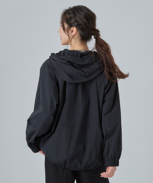 SHOO・LA・RUE(シューラルー)の「【S-LL/撥水】ゴールドパーツで女性らしく ギャザーブルゾン(ブルゾン・レディース・ベージュ/アイボリー/ブラック・03/04/01/02)」の9枚目の写真