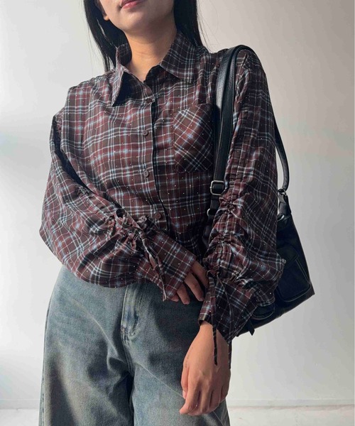 AS KNOW AS plus(アズノゥアズプラス)の「☆ビジュー付き 袖ドロストポケットシャツ(シャツ/ブラウス・レディース・ベージュ系/その他/ブラウン系/ネイビー系・FREE)」の1枚目の写真