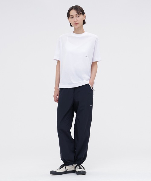 MHL.(エムエイチエル)の「LIGHTWEIGHT NYLON POPLIN(その他パンツ・レディース・ネイビー・MEDIUM/LARGE/SMALL)」の2枚目の写真