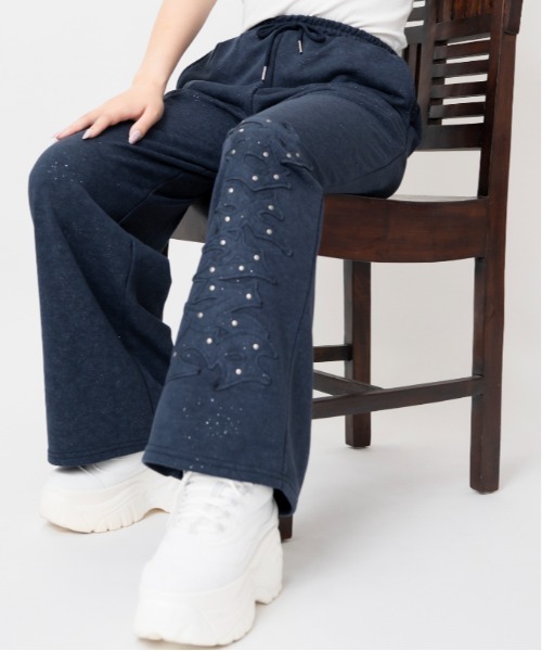 GORGE(ゴージ)の「ラメピグメント風 ラインストーンロゴワイドパンツ|全3色(その他パンツ・レディース・オフホワイト/ブラック/ネイビー・F)」の4枚目の写真