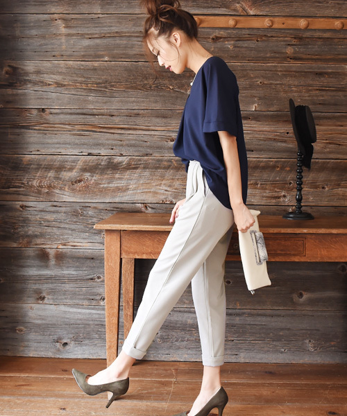 Luz Llena (philter)（ラズレナ　フィルター）の「["毎日着たい"大人カジュアル素材]タック入り・テーパードパンツ（その他パンツ・レディース・カーキ/ブラック/グレー/テラコッタ/アイボリー/ネイビー・LARGE/MEDIUM）」の4枚目の写真