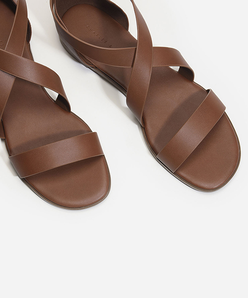 CHARLES & KEITH（チャールズ & キース）の「クロスストラップサンダル / CROSS-STRAP SANDALS（サンダル・レディース・ブラウン/ブラック/ライトベージュ・24cm/22.5cm/23.5cm/24.5cm/23cm）」の7枚目の写真