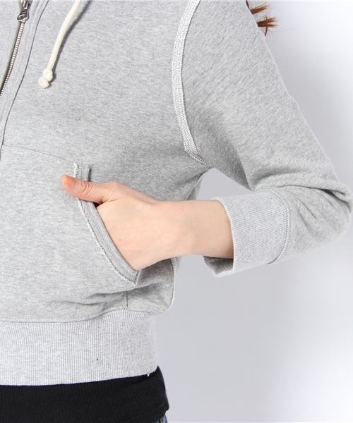 Ray BEAMS(レイビームス)の「Ray BEAMS / クロップドパーカー(パーカー・レディース・オフホワイト/グレー・ONE SIZE)」の7枚目の写真