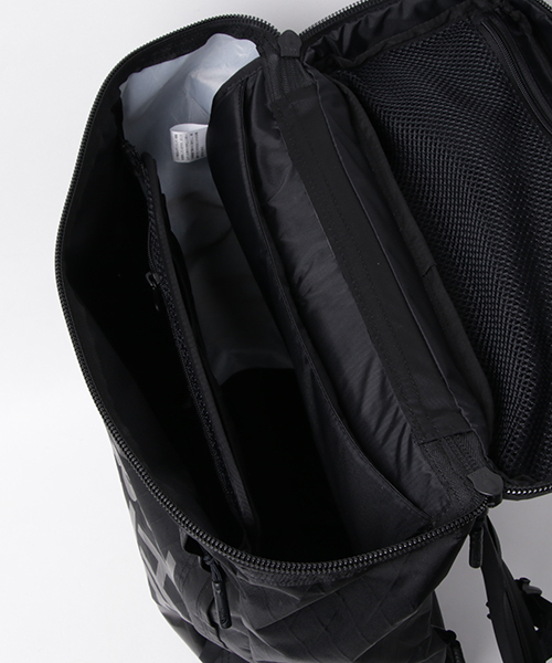 THE NORTH FACE（ザノースフェイス）の「ザ・ノース・フェイス　アーバンスタイルデイパック / XPヒューズボックス（バックパック/リュック・メンズ・ホワイト/ブラック・ONE SIZE）」の6枚目の写真