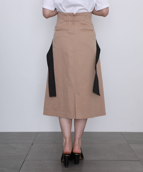 UNITED TOKYO（ユナイテッドトウキョウ）の「クロスベルトステッチスカート（スカート・レディース・ベージュ/ネイビー・1）」の5枚目の写真